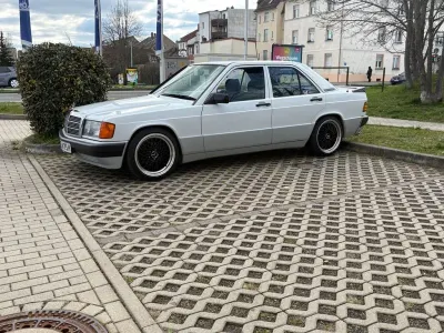 Gebraucht Mercedes 190 75 PS (55 kW) 1989 Weiß Limousine