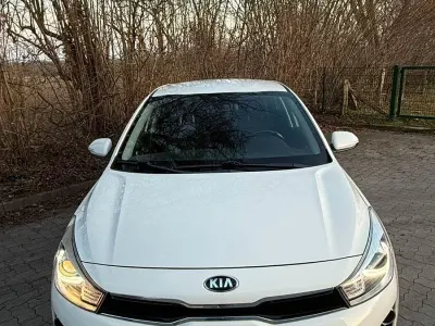 Gebraucht Kia Rio DREAM-TEAM Edition 101 PS (74 kW) 2017 Weiß Limousine