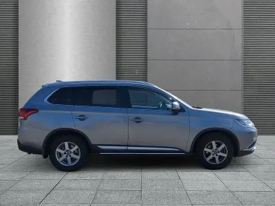 Begagnad Mitsubishi Outlander Edition 150 HK (110 kW) 2017 Grå SUV