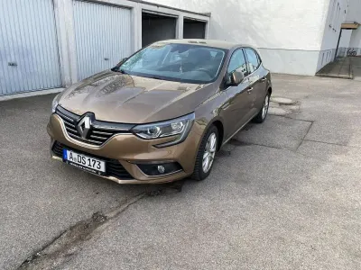 Używany Renault Mégane Play 110 KM (80 kW) 2017 Brązowy Sedan/Limuzyna