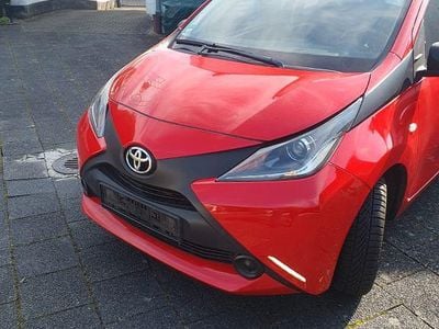 Gebraucht Toyota Aygo 69 PS (50 kW) 2016 Rot Kleinwagen