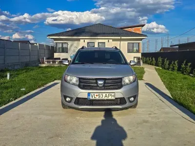Gebraucht Dacia Logan MCV Lauréate 90 PS (66 kW) 2013 Silber Van / Kleinbus