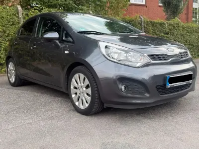 Gebraucht Kia Rio 109 PS (80 kW) 2015 Grau Limousine
