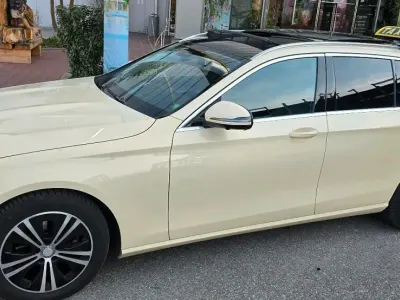 Gebraucht Mercedes E220 Avantgarde 200 PS (147 kW) 2023 Beige Kombi