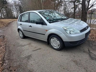 Second-hand Ford Fiesta 80 CP (58 kW) 2002 Argintiu Hatchback