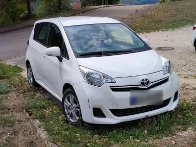 Gebraucht Toyota Verso-S Life 99 PS (72 kW) 2012 Weiß Van / Kleinbus