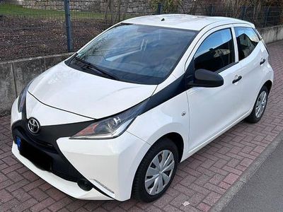 Gebraucht Toyota Aygo 69 PS (50 kW) 2016 Weiß Kleinwagen