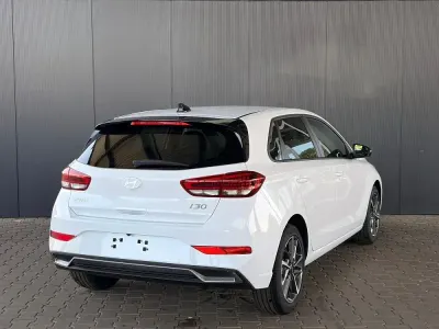 Neu Hyundai i30 Comfort 101 PS (74 kW) 2025 Atlas white Limousine