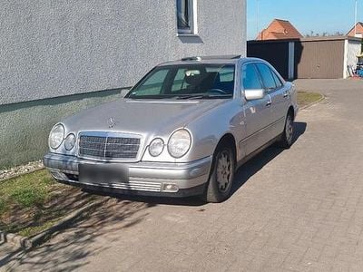 Second-hand Mercedes E230 100 CP (73 kW) 1997 Argintiu Berlinǎ