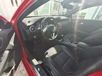 Gebraucht Mercedes A180 Urban 122 PS (89 kW) 2013 Rot Kleinwagen