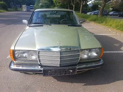 Używany Mercedes 230 136 KM (100 kW) 1983 Zielony Coupe