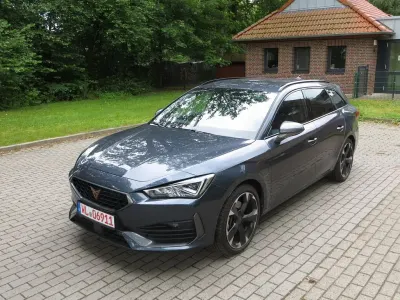 Gebraucht Cupra Leon 150 PS (110 kW) 2023 Mitternachtsscgwarzmetallic Kombi