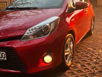 Gebraucht Toyota Yaris Hybrid Club 101 PS (74 kW) 2012 Rot Kleinwagen