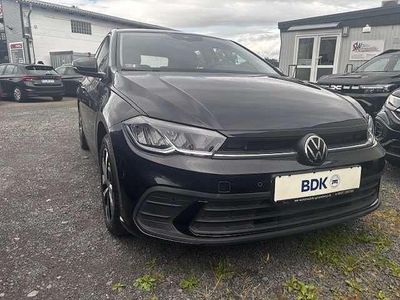 Deep black (schwarz) Gebraucht 2024 VW Polo Life Kleinwagen | 20.390 € (Fairer Preis)
