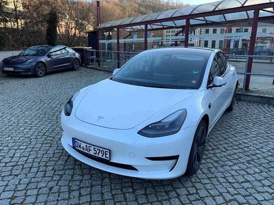 Weiß Gebraucht 2021 Tesla Model 3 Standard Range Plus Limousine | 22.600 € (Fairer Preis)