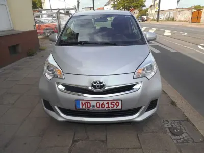 Gebraucht Toyota Verso-S Life 99 PS (72 kW) 2014 Silver metallic Van / Kleinbus