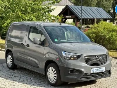 Gebraucht Opel Combo Edition 102 PS (75 kW) 2019 Jade weiss / (grau foliert) Van / Kleinbus