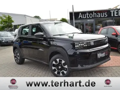 Neu Fiat Grande Panda Icon 101 PS (74 kW) 2025 Schwarz Kleinwagen