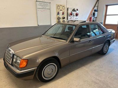 Second-hand Mercedes E230 136 CP (100 kW) 1990 Maro Berlinǎ