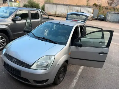 Gebraucht Ford Fiesta 59 PS (43 kW) 2005 Silber Kleinwagen