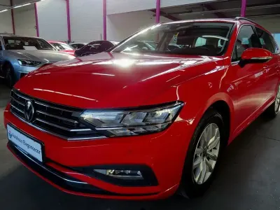 Gebraucht VW Passat 122 PS (89 kW) 2023 Rot Kombi