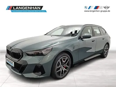 Neu BMW 550e M Sport 489 PS (359 kW) 2026 Grün Limousine