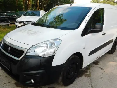 Gebraucht Peugeot Partner Premium 99 PS (72 kW) 2018 Weiß Van / Kleinbus