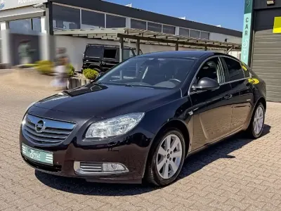 Gebraucht Opel Insignia Edition 131 PS (96 kW) 2011 Schwarz Limousine