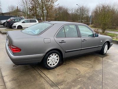 Gebraucht Mercedes E240 Avantgarde 170 PS (125 kW) 1999 Silber Limousine