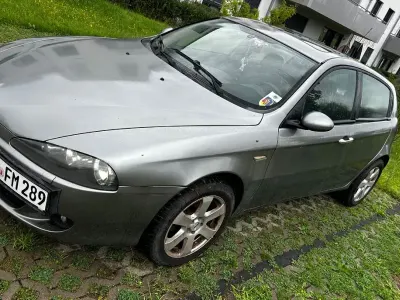 Gebraucht Alfa Romeo 147 Distinctive 105 PS (77 kW) 2005 Grau Kleinwagen