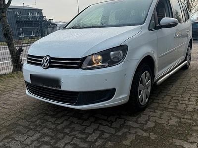 Weiß Gebraucht 2015 VW Touran Comfortline Van / Kleinbus | 13.500 € (Superpreis)