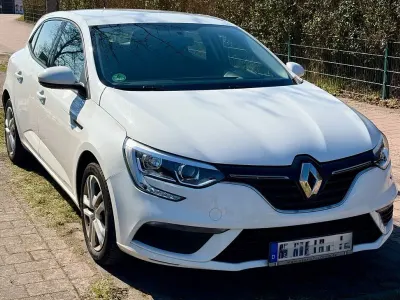 Używany Renault Mégane Life 101 KM (74 kW) 2016 Biały Sedan/Limuzyna