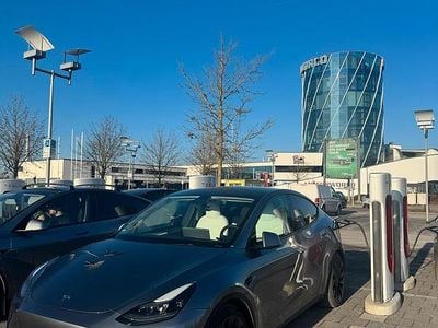 Silber Gebraucht 2024 Tesla Model Y Performance SUV | 39.950 € (Fairer Preis)