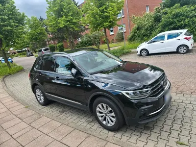 Gebraucht VW Tiguan Basis 150 PS (110 kW) 2023 Schwarz SUV