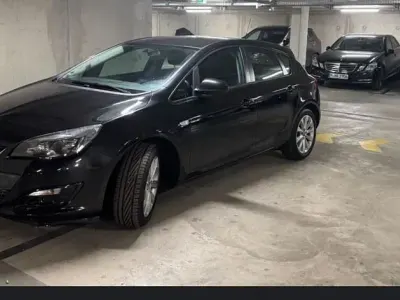 Gebraucht Opel Astra Selection 116 PS (85 kW) 2014 Schwarz Limousine