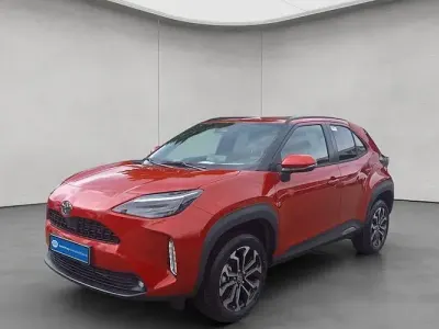 Neu Toyota Yaris Cross 131 PS (96 kW) 2026 Rot SUV