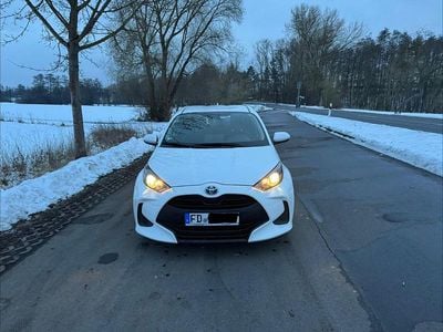 Weiß Gebraucht 2022 Toyota Yaris Hybrid Comfort Limousine | 18.000 € (Fairer Preis)