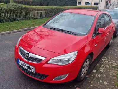 Używany Opel Astra 110 KM (80 kW) 2010 Czerwony Sedan/Limuzyna