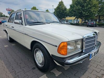 Gebraucht Mercedes E230 136 PS (100 kW) 1983 Weiß Limousine