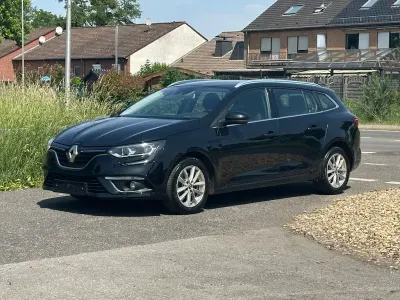 Używany Renault Mégane 110 KM (80 kW) 2017 Czarny Sedan/Limuzyna
