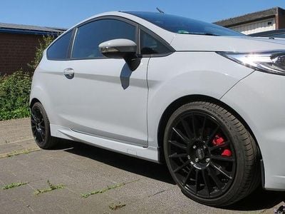 Grau Gebraucht 2016 Ford Fiesta ST200 Kleinwagen | 15.900 €