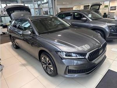 Neu Skoda Superb Selection 150 PS (110 kW) 2025 Grau (graphitegrau metallic) Kombi