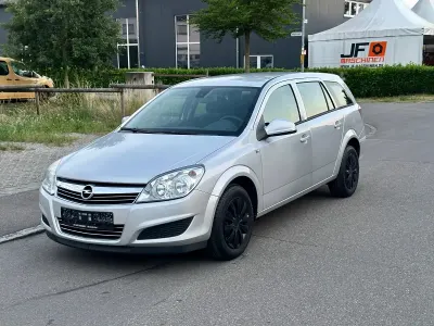 Gebraucht Opel Astra Edition 116 PS (85 kW) 2010 Grau Kombi