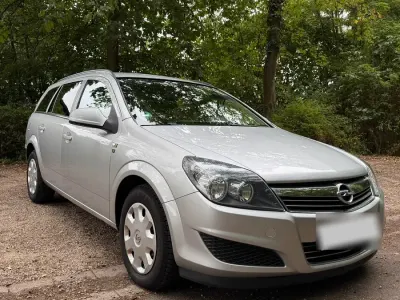 Gebraucht Opel Astra Edition 110 PS (80 kW) 2011 Silber Kombi