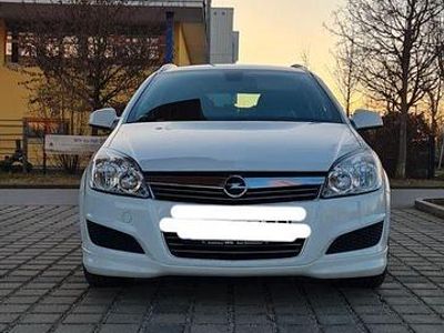 Używany Opel Astra Design Edition 116 KM (85 kW) 2009 Biały Kombi