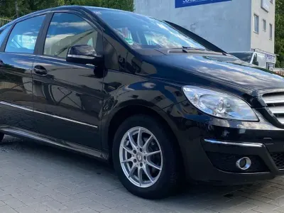 Gebraucht Mercedes B180 116 PS (85 kW) 2011 Schwarz Kleinwagen