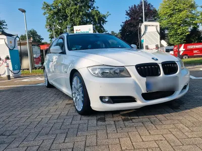 Gebraucht BMW 318 Sport Line 143 PS (105 kW) 2011 Weiß Kombi