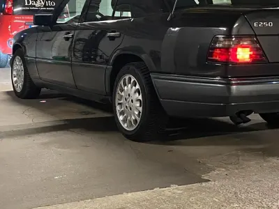 Usata Mercedes E250 126 CV (92 kW) 1993 Nero Berlina