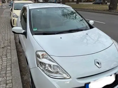 Używany Renault Clio IV 75 KM (55 kW) 2012 Biały Sedan/Limuzyna
