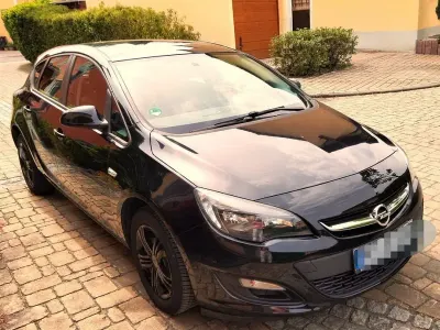 Gebraucht Opel Astra 140 PS (102 kW) 2013 Schwarz Limousine